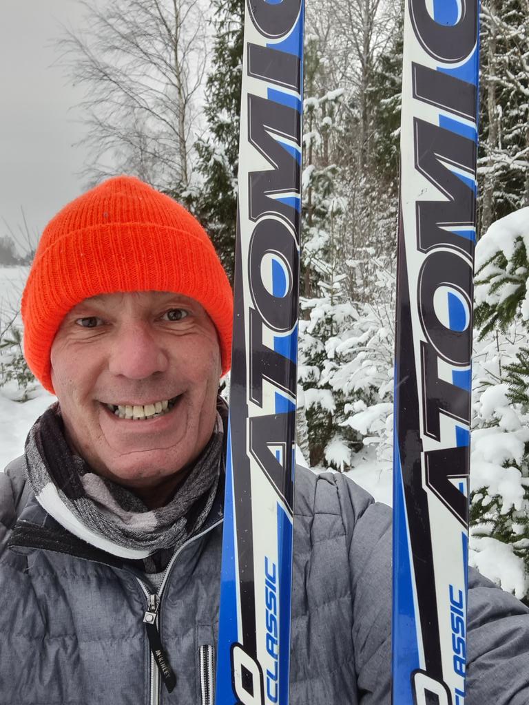 steffersline's tweet photo. Dag 5...#längdskidåkning #crosscountryskiing #fyspass #motion gör mig gott❤⛷idag med spända lår och stjärtmuskler ✔
Orange mössa! Jag syns!❤ https://t.co/6Ds3JK9DGL