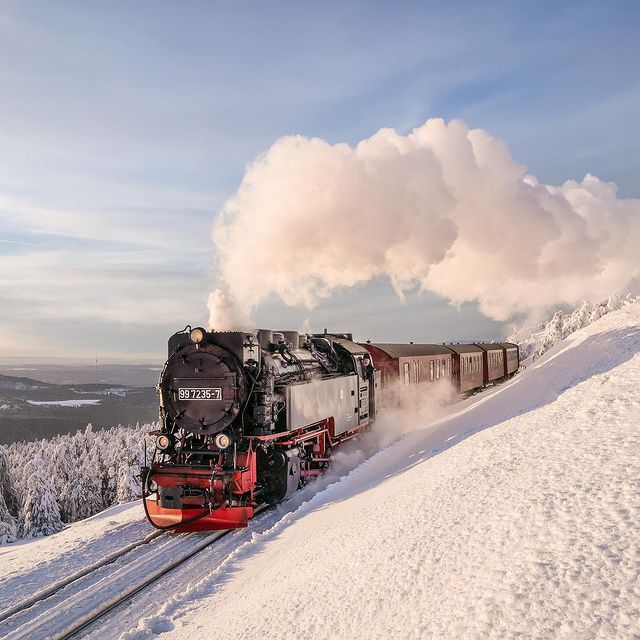 WeAreTripsmiths's tweet image. Watch this enchanting train glide through snow like something out of a Disney film

#brockenrailway #trainsoftwitter
prima.co.uk/travel/a351167… @PrimaMag