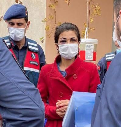 KadinCinayeti's tweet photo. Çocuk istismarı failleri tutuksuz yargılanırken Melek İpek'in tutuksuz yargılama talebi reddedildi.

Yetkililer yasaları neden sadece erkekler için uyguluyor?
Toplumsal cinsiyet eşitsizliği neden göz ardı ediliyor?
İstanbul Sözleşmesi'ni uygulayın adaleti sağlayın. https://t.co/7s49BW9nCf