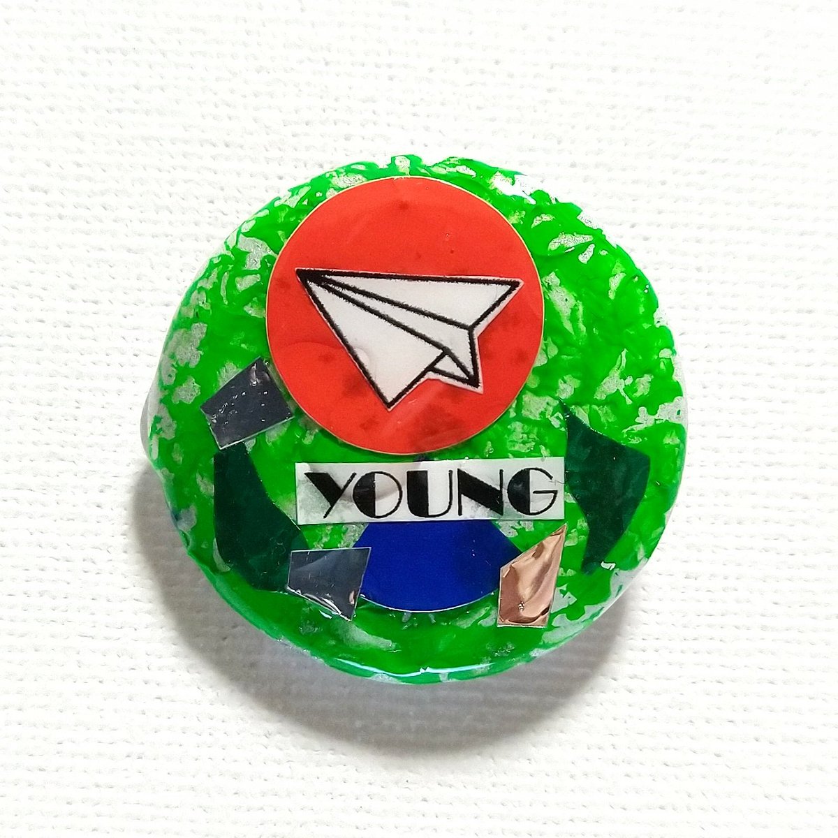 KillyMirror's tweet photo. ❰young +紙飛行機❱
☞on sale☜
#art #artwork #collage #buttonbadges  #modernart #contenporaryart #paperplain #young #mixedmedia #drawing #remake  #paperplain #アート #コラージュ #缶バッジ #リメイク #ドローイング #ミクストメディア
 #紙飛行機 #コンテンポラリーアート #punkstyle https://t.co/gqBgAu4qWa