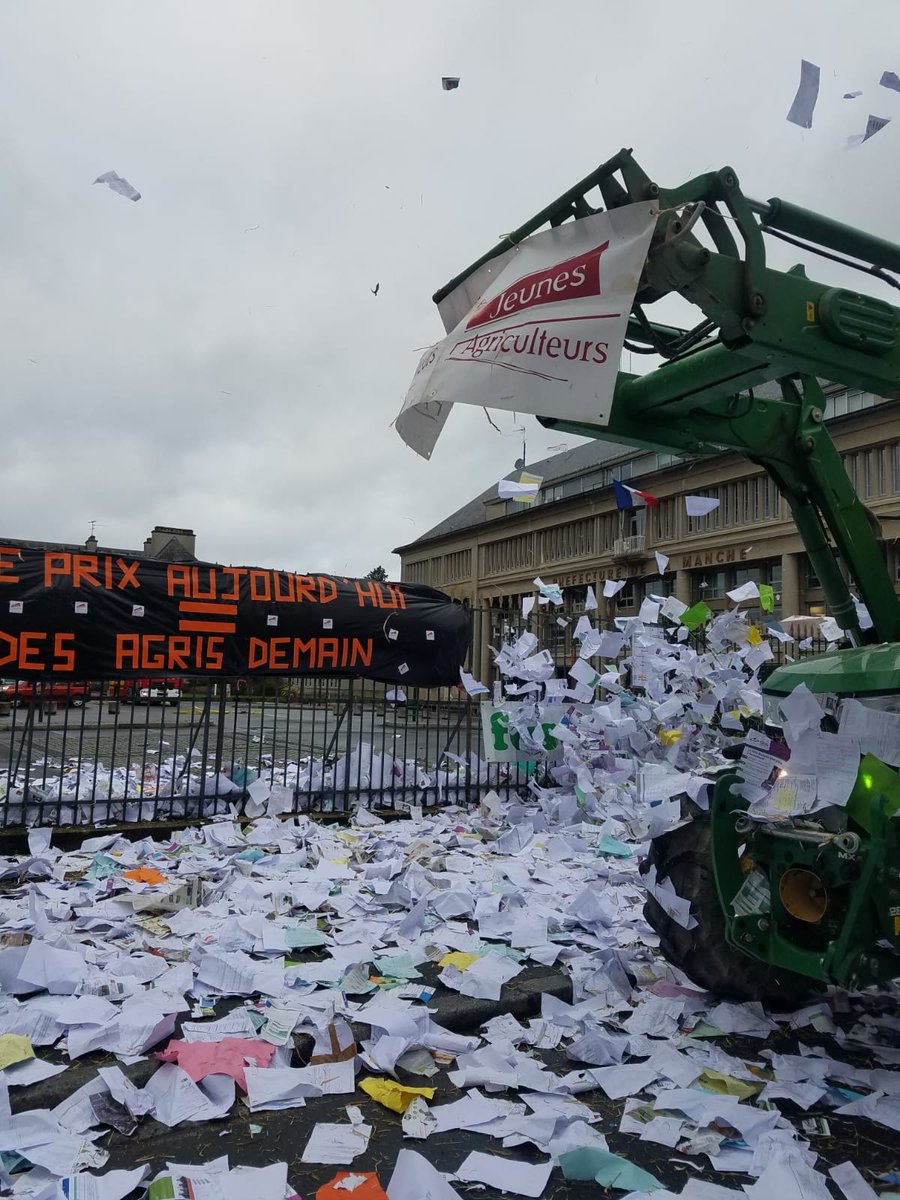 Il neige à Saint-Lo #Manche. + de prix aujourd'hui = des agris demain. #EGA <a href="/JA_Manche/">JA Manche</a> en colère.
