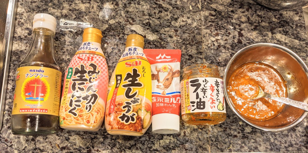shihogohan's tweet photo. 献立のアイデアも材料も尽きて適当にお湯に放り込んだ鶏むね肉が、奇跡のプルプルしっとり。
たれは写真のものと砂糖とごま油を混ぜたら、とっても美味しかったよ。 https://t.co/xLm3M0aMT6