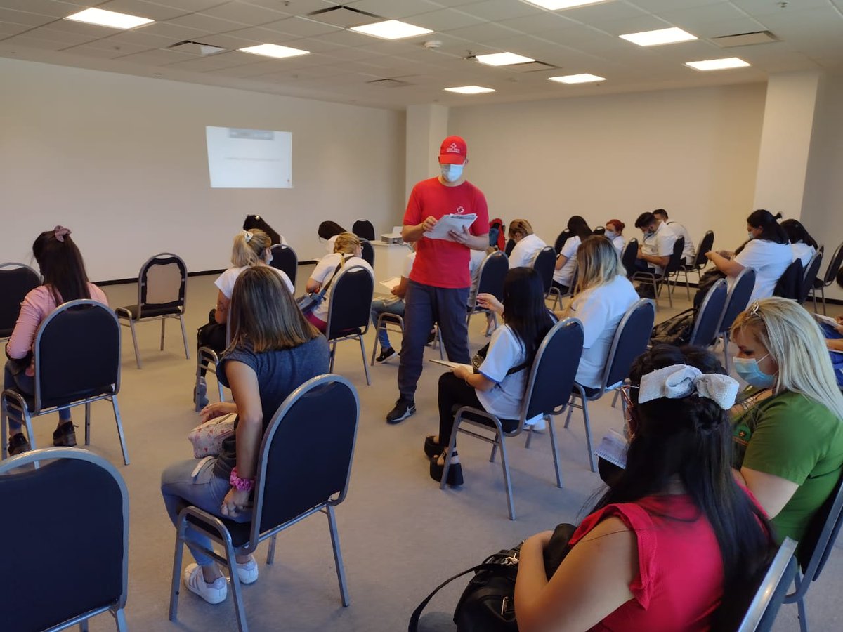 CRA_CBA's tweet photo. 🙋🏻‍♀️🙋🏻‍♂️Ayer se capacitó a alumnos de primero y segundo año de la carrera de Enfermería, para realizar triage y distanciamiento en la campaña de vacunación.💉

#CruzRojaSiempreEstá 💪🏼
#InstitutoSuperior #CruzRoja #FilialCordoba #enfermeria
#triage #distanciamiento #vacunacion https://t.co/DtGPQGxF9s