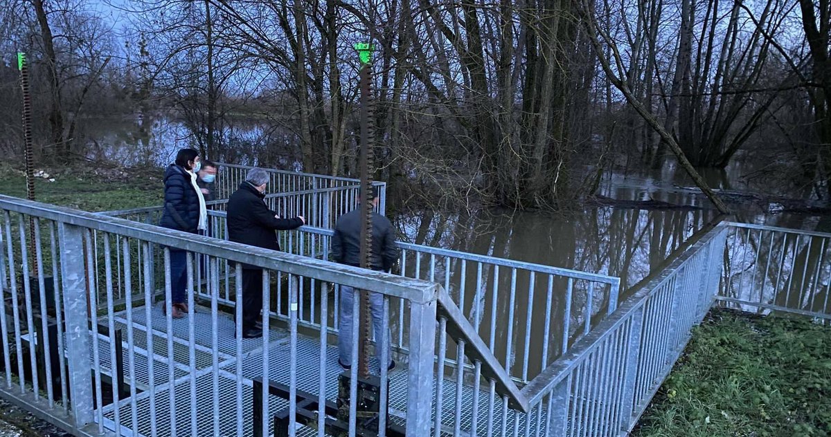 ASBFontaine's tweet photo. .@xavierbertrand a tenu à se rendre à #Appilly pour rencontrer le Maire Michel Léger et comprendre la question récurrente ces dernières années des #inondations qui menacent la commune cette semaine encore. Prochainement, une réunion sera organisée pour la protéger à long terme. https://t.co/UiXFgRhio8