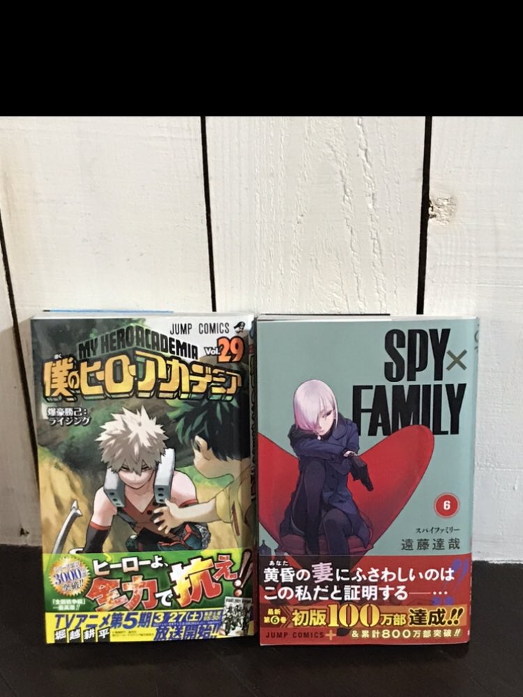 matomatoAt's tweet photo. 少し遅れたけど最新買ってきやした
＃今日買った漫画 ＃僕のヒーローアカデミア  ＃スパイファミリー https://t.co/Ish2WEVsrP