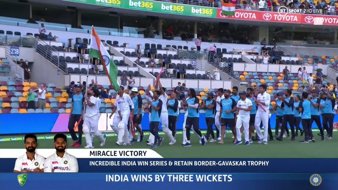 Team India taking lap of honour after breaching the Gabba 🔥 📹 Credits: Twitter/mufaddal_vohra