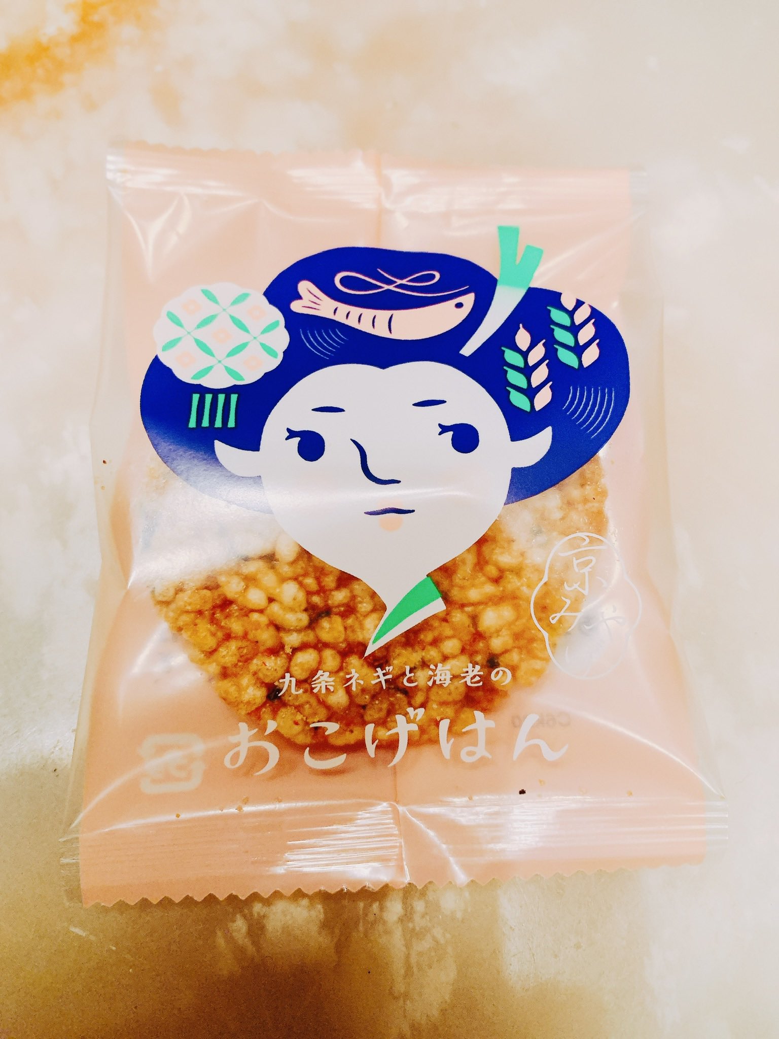 Twitter 上的 お菓子のザカボン お菓子愛好家 お土産にいただいた おこげはん 京都の九条ネギとエビのお煎餅はパリパリで香ばしい パッケージの舞妓さんのイラストが可愛い ネギとエビが髪飾りになっているのね おこげはん 京都お土産 お煎餅