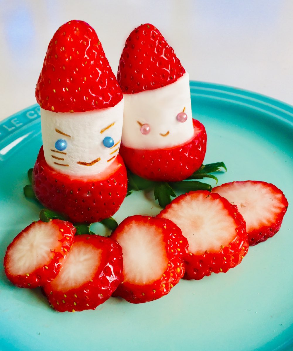Non 苺ん さんのイラストの ロールケーキに添えてあった ナルヒナ苺が可愛すぎて 苺マシュマロで似たものを 作ってみました 苺とマシュマロ合います 美味しかった 苺大好き