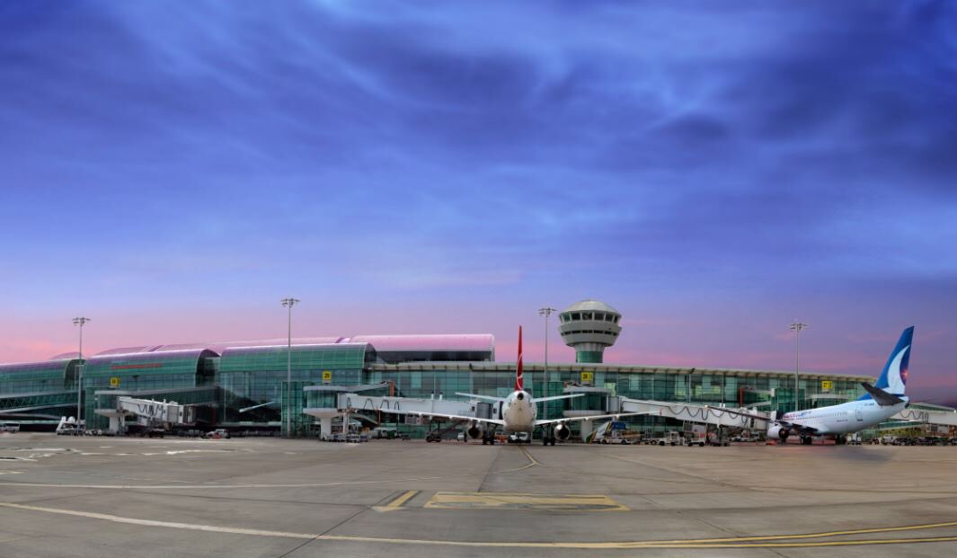 #DéveloppementDurable 23 #aéroports de notre réseau signent la charte #AirportsForTrust et s'engagent pour construire une industrie aéroportuaire encore + durable et responsable, en renforçant leur coopération. ➡️ ow.ly/l5My50Dc1Yn <a href="/TAVairports/">TAV Airports</a> <a href="/QAIAirport/">QAIAirport</a> @NuevoPudahuel
