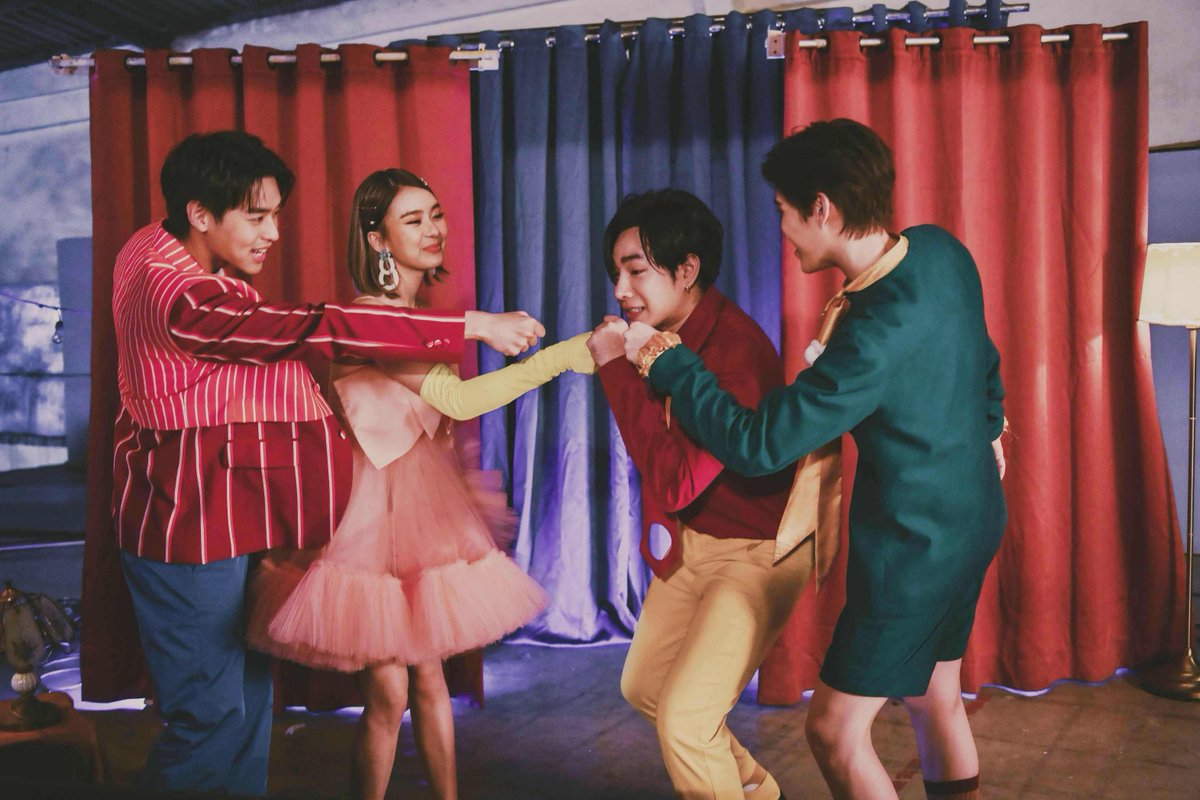 STARSOCIETY_TH's tweet photo. “เป๊ก-บิวกิ้น-พีพี-แพรวา” ใส่พลังเต็มที่ พร้อมโชว์มายากล ในเอ็มวีเพลง “มันดีเลย” กำกับโดย “ต้น-นิธิวัฒน์” https://t.co/4y0V583MIS 

#มันดีเลย #NadaoMusicXPeckPalitchoke #เป๊กผลิตโชค #peckpaLitchoke #billkin #ppkritt #bkpp #nichaphatc #pearwa https://t.co/gyJhzolx5I