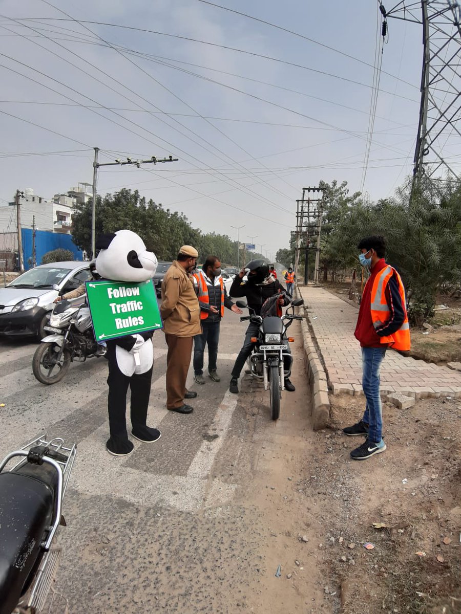 Raahgiri_Fdn's tweet photo. 'Zero Tolerance Drive' checks are underway in #Gurugram 
Prime cross-roads &amp; nodes are being closely monitored by officers to inculcate a behaviour of "following #TrafficRules " amongst drivers

Heed lessons from Traffic Panda 🐼
Support #NationalRoadSafetyMonth 
#RoadSafety https://t.co/0WjpThFIsv