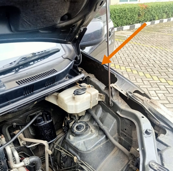 ASTIndonesia's tweet photo. Stray kitten stowed away in engine of our field trip vehicle last wk; we found her (in spot with arrow) after 12-hour bumpy/muddy road journey from where we think she hid in car (restaurant with many stray cats). She now has lovely home with this little boy! https://t.co/IAlSQvCEkO