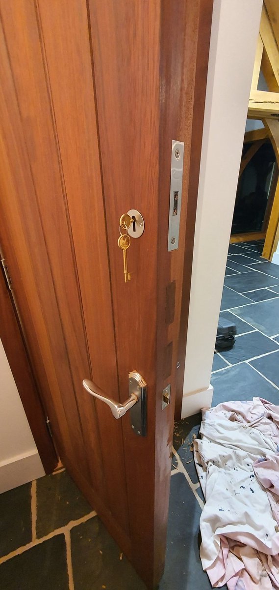 JoeTheLock's tweet photo. Door was too thick for my mortice jig so my first mortice lock from scratch by hand in #higheaster. Customer pleased with the outcome. Wine cupboard is now safe from the father-in-law 🤣 #joethelock #locallocksmith https://t.co/cl9QoWHJLo