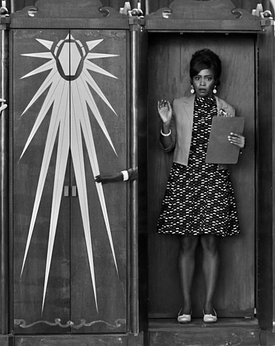 Double clin d'œil sur la porte du Cabinet des Mystères. 1/ Le design de la Pierre d'Esprit sur le front de Vision.2/ Monica Rambeau, "Geraldine" apparaît dedans, & on peut y voir l'imagerie en "étoile filante" de son logo de Captain Marvel.Merci  @UpToTASK &  @PCK_LePodcast