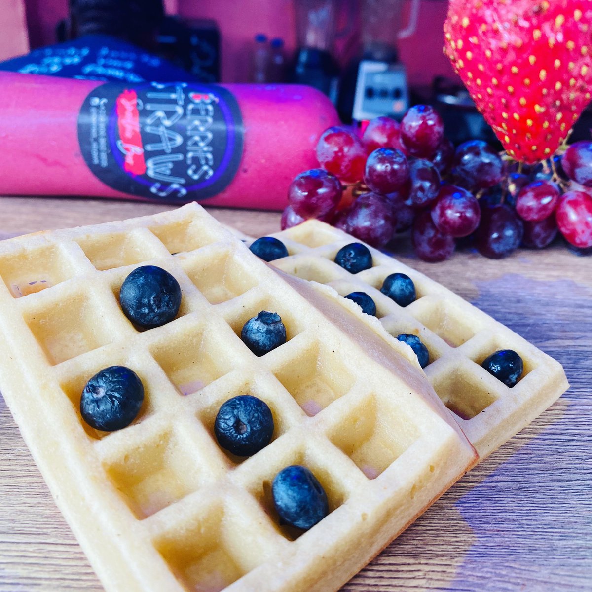 Berries_Straws's tweet photo. Hot delicious waffles, ice cold Smoothie made fresh with only the best fruits. What’s a better breakfast meal?😋😋. Click on link in bio and let’s satisfy your breakfast craving today😁
#foodie #tuesdaymotivations #tuesdayvibe https://t.co/2WO4sKqcr6