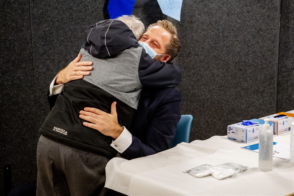 RT <a href="/RTLnieuws/">RTL Nieuws</a>: De Jonge: 'Voor ik er erg in had, had ik een stevige knuffel van Fred' | Liveblog rtlnieuws.nl/nieuws/nederla…