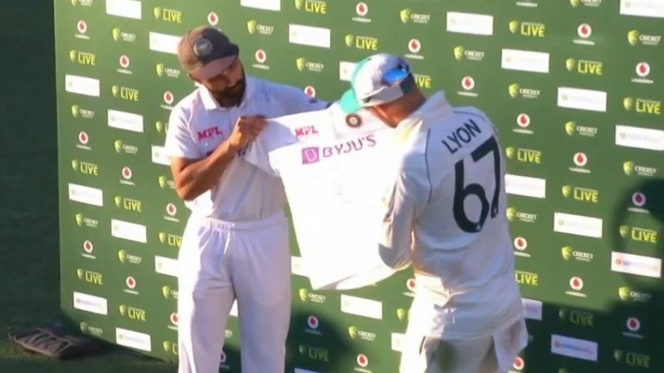 BihanSengupta91's tweet photo. Excellent gesture from Rahane to sign a shirt for Lyon on the latter's 100th Test. A shake of the hands follow & that's that. A sport. Not a war. #ExampleSet
#AUSvsIND #AUSvIND #INDvsAUS #INDvsAUSTest #IndiavsAustralia #AUSIND #Ausvsindia #GabbaTest #Gabba #BorderGavaskarTrophy https://t.co/s1Q2t1SQlk