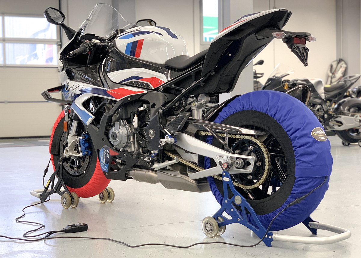 Get your heat on! 🌡
Digitally adjustable tyre warmer set &gt;EVO&lt; Superbike.
Also available in different sizes and colors, check shop.alpharacing.com for more info.
#alpharacing #tyrewarmers #performanceparts #m1000rr