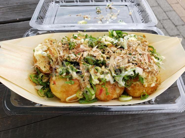 _VT2021_'s tweet photo. Today we took a walk around Umeda Station in Osaka.
We will bring you more of Osaka's wonderful attractions over the next few days.🎥
#Takoyaki #WalkingView
#大阪駅 #梅田
This photo is Takoyaki, which is a signature food of Osaka. https://t.co/0nc3v3eIFq