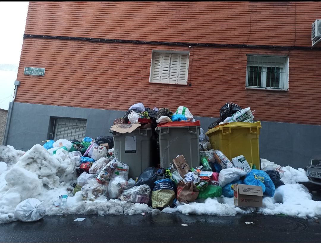 FRAVM's tweet photo. En nuestro mapa de #incidenciasfilomena seguimos recibiendo avisos no resueltos derivados de la gran nevada. Muchos, ¡muchísimos! tienen que ver con la falta de recogida de basura. Puedes verlos (o subir el tuyo) en el siguiente enlace: https://t.co/VvkAcYLoQX https://t.co/deMzwelLGL