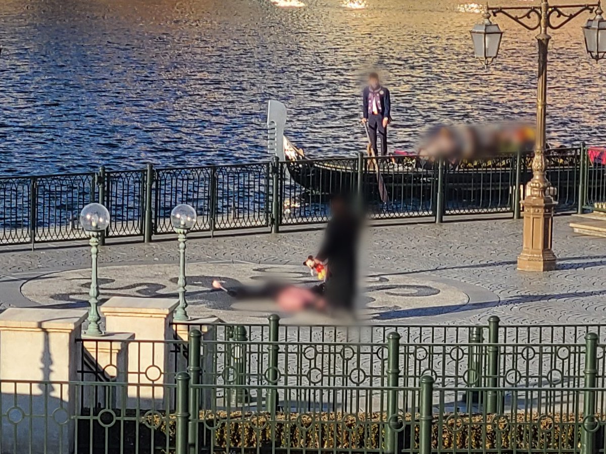 Dream_GoesOn's tweet photo. あまりにもカオスな光景だったので撮ってしまったんだけど……リドの中心で誰か死んでない？wwそれを見てしまったらしきゴンドラのキャスト……ww https://t.co/XrJ9MgXFwg