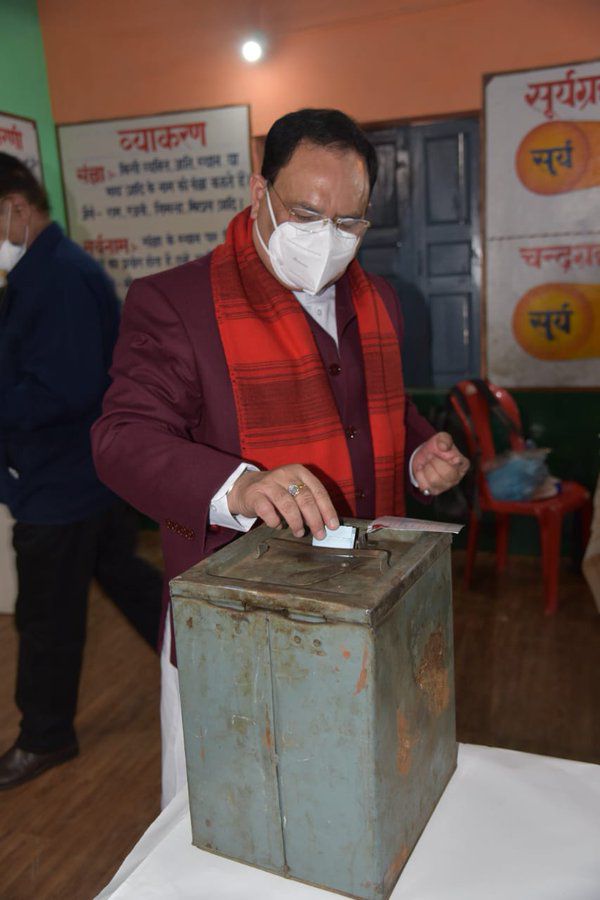 BJP4Himachal's tweet photo. आज पंचायत चुनाव के दौरान भाजपा के राष्ट्रीय अध्यक्ष श्री @JPNadda जी ने बिलासपुर जिला में अपने गृह क्षेत्र विजयपुर में अपनी पत्नी मलिका नड्डा सहित किया मतदान। https://t.co/yBqIUc3nsy
