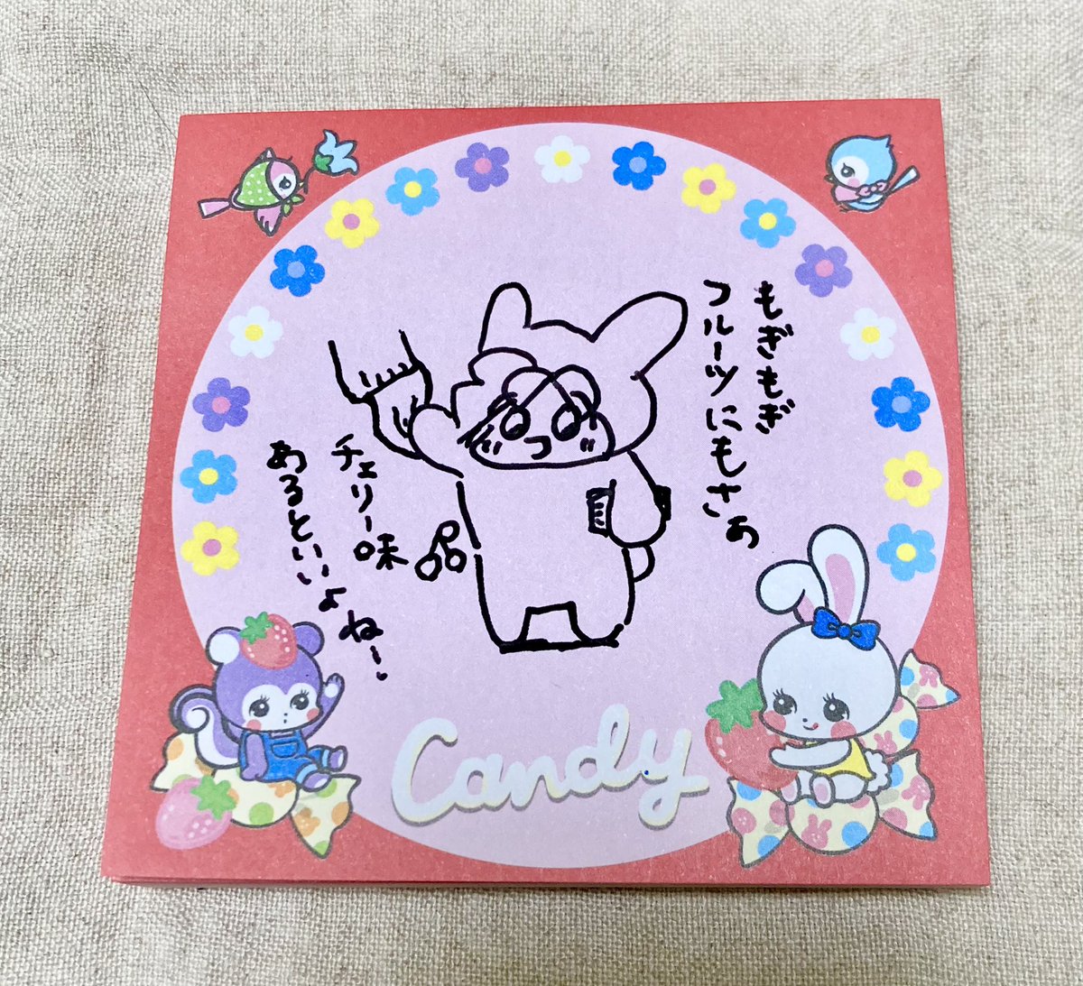 uchi_jj's tweet photo. かわいいメモ帳とウサはなちゃん(スーパーでのりちゃんとおてて繋いでもぎもぎフルーツ買ってもらってる)

＃今日のウサはなちゃん https://t.co/6VddhnXTUg