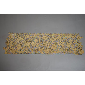 WiltshireLaceCo's tweet photo. A final example again with wonderful contrast between the delicate chains, picots and edgings to the interweaving floral motifs. My favourite of today's border selection. #irishlace #1800s #crochetlace #laceborder #fashionhistory https://t.co/P0UpEutN0V