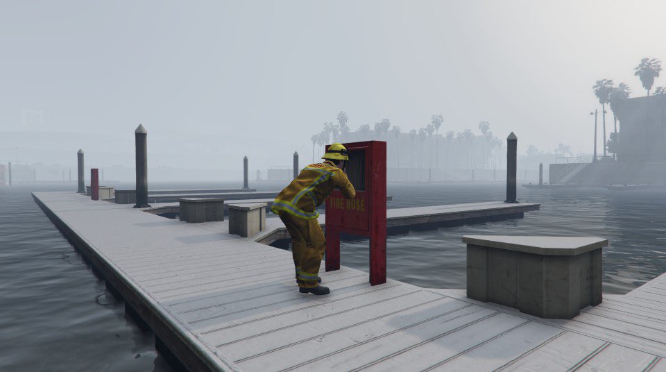 LSFD_GTA5's tweet photo. ロスサントス市の波止場には近くの建物で火災が起きた時のために消防用ホースが設置されています。
#LSFD
#ロスサントス市消防局
#GTA5 https://t.co/FLwaL6mZuH