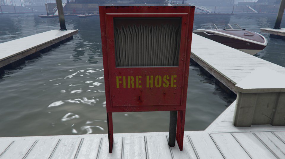 LSFD_GTA5's tweet photo. ロスサントス市の波止場には近くの建物で火災が起きた時のために消防用ホースが設置されています。
#LSFD
#ロスサントス市消防局
#GTA5 https://t.co/FLwaL6mZuH