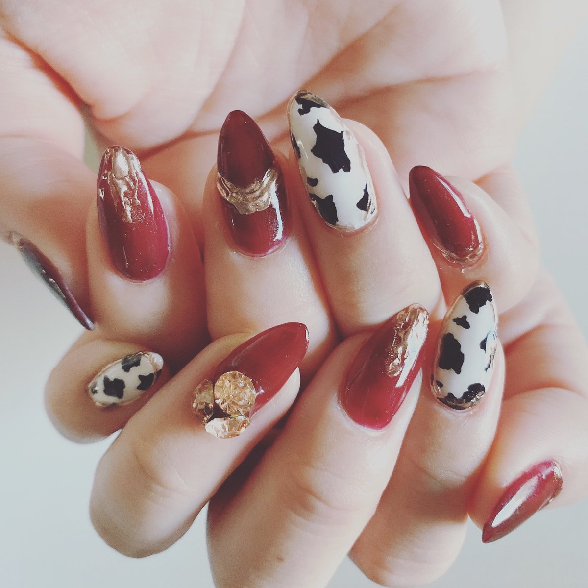 Eri うし柄 今年初めてのネイル ジェルネイル ジェルネイルデザイン ジェルネイルアート 干支ネイル ボルドーネイル ミラーネイル ミラーネイルデザイン ビジューネイル