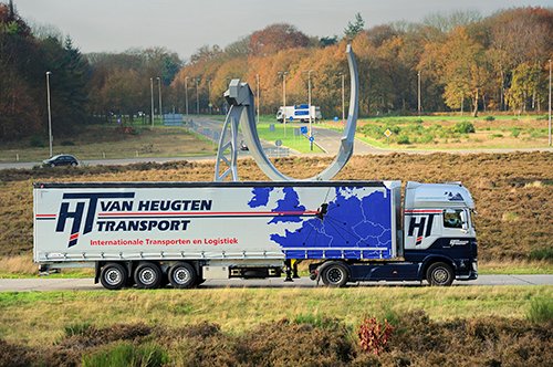 RegioinBedrijf's tweet photo. De #vrachtwagens van @VHTransport biedt haar klanten de mogelijkheid om goederen te vervoeren met #HVO-brandstof, Een duurzame oplossing die helpt om #CO2 terug te dringen. Benieuwd hoe deze #brandstof werkt en wat het precies is? Lees snel verder. ♻🚛 https://t.co/jNWu6oAe5v https://t.co/cJbttVyulY