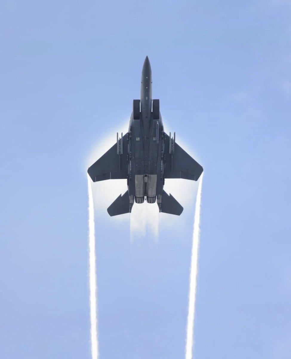 Let's soar through the week and charge ahead for the weekend!
.
📷: @alphamikekilo
1st Sept: Above All
#singapore #thersaf #republicofsingaporeairforce #f15sg #militaryaircraft #instagramaviation #airshow #fighterjet #excellentaviation #aviationphotography #militaryaviation https://t.co/Kis3orBEMy
