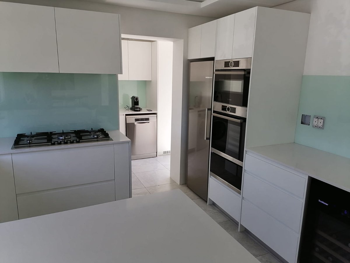 interiorfusionk's tweet photo. Kraaifontein Living ✨ 

#KitchenSpaces 
#WhiteMattDucoDoors
#ReverseFingerGrip 
#AtlasQuartzWorktops 
#Stratos
#WaterfallWorktop
#FrankeSinkAndTap 
#GlassSplashBacks
#BlumSouthAfrica
#TipOn
#PushToOpen
#BoxSystems
#CustomKitchen
#InteriorsOfSA
#InteriorFusionKitchens
#CapeTown https://t.co/OXHKVmAyJ4