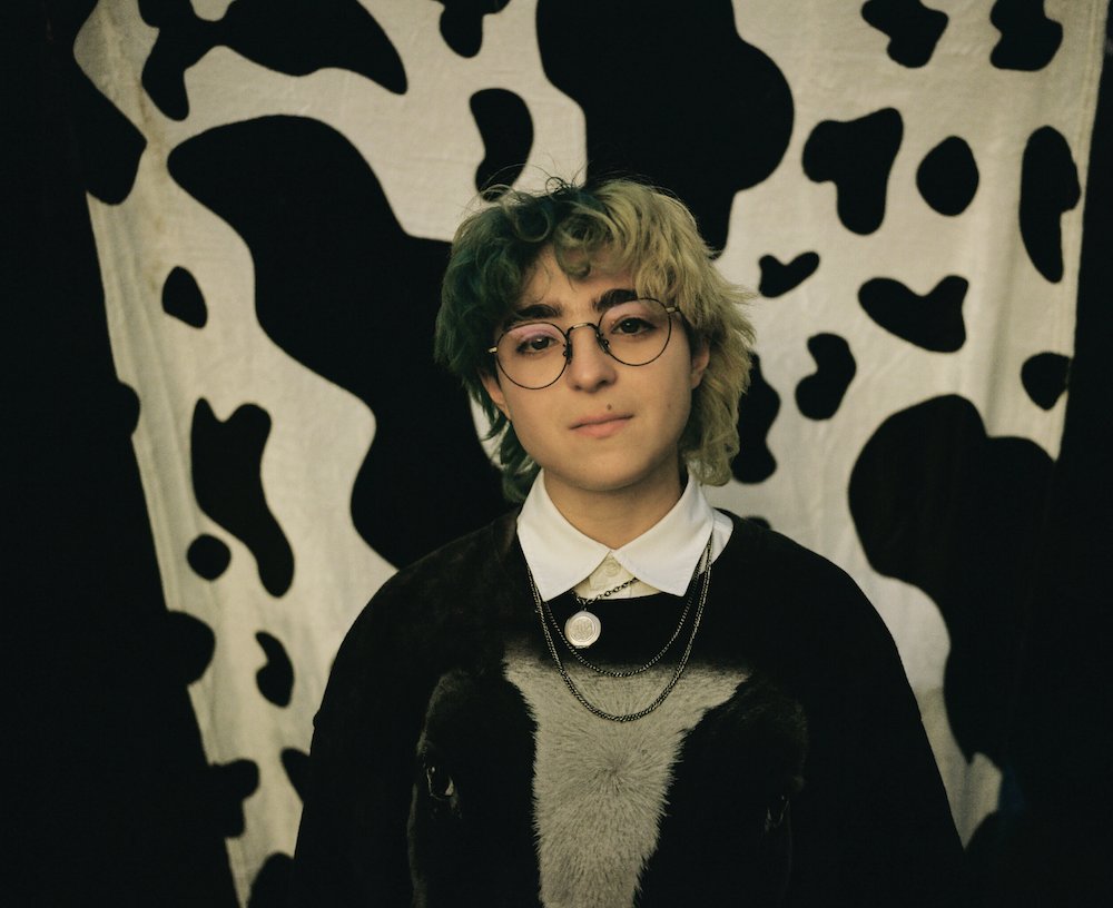 Listen to Indie &amp; Tonic Weekly now, and enjoy <a href="/claudmp3/">Claud</a>'s new single, the downbeat 'Cuff Your Jeans'. It's off the forthcoming debut LP, 'Super Monster'. 🙌

▶️ open.spotify.com/episode/0KKfQz…

Ph: Angela Ricciardi