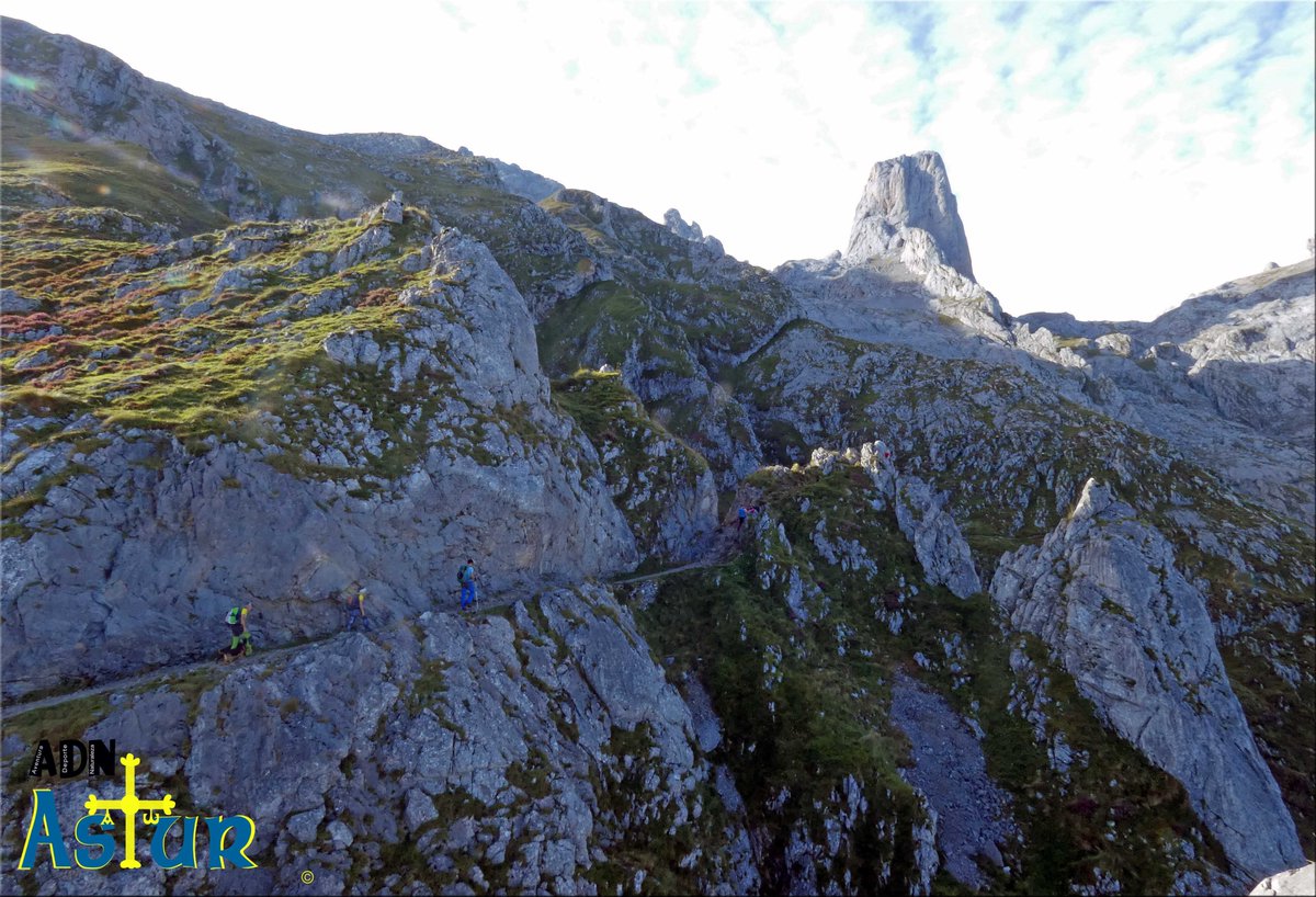 ADN_Astur's tweet photo. ¡Buenos días!

O dejamos el álbum de una de esas cumbres poco conocidas o visitadas de los Picos de Europa.

El pico Boada (2517m), que se encuentra en el macizo central en las cercanías del Torrecerredo y con vistas al Picu Urriellu.
https://t.co/n7LXMaH5A3 https://t.co/42NuWwVfWD