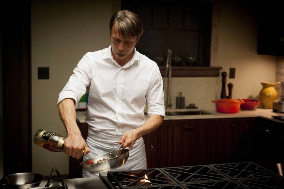 _iPumperdiddle's tweet photo. When I was searching for pictures of Hannibal for my favorite characters post I stumbled across these glorious stills 😭 #Hannibal #HannibalLecter #MadsMikkelsen #cannibalaesthetic #kitchendaddy https://t.co/TaB4eiWp75