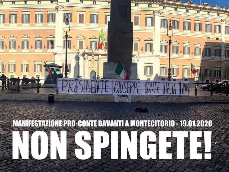 A Montecitorio folle smisurate per sostenere #Conte.
#Conteout #crisigoverno