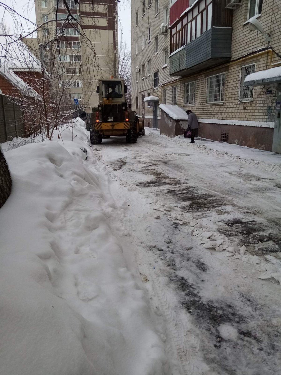 Идёт механизированная уборка территорий от снега и наледи по адресам: г. Тольятти, улица Ленина дома 57, 69,75,77