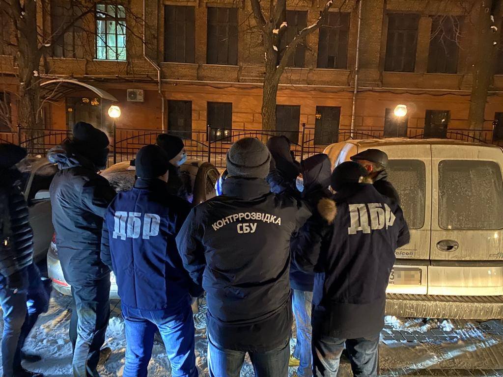 UKRINFORM's tweet image. Затримали чоловіка, який за $200 тисяч «продавав» посаду в Офісі Президента
ukrinform.ua/rubric-polytic…