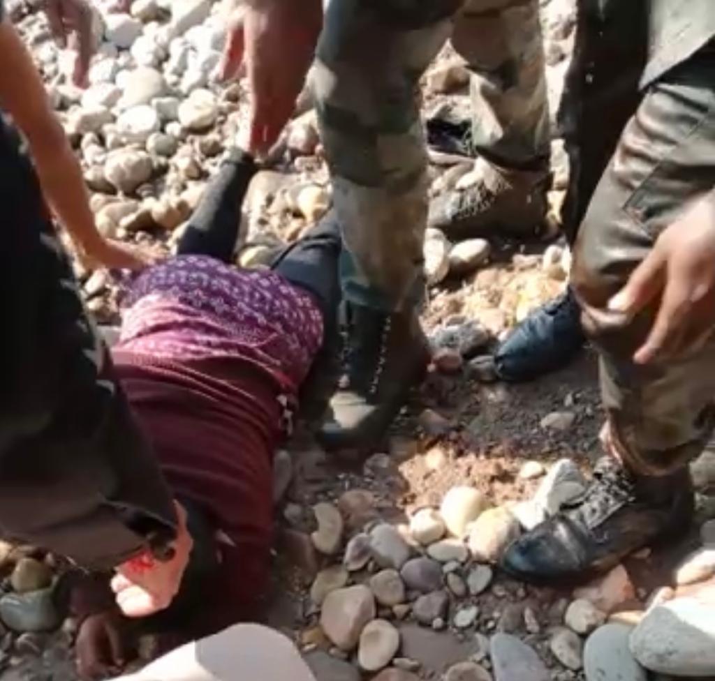 Whiteknight_IA's tweet photo. #RealHeroesof theday
#Twosoldiers (B Kaniraj &amp; Sunil )of the #IndianArmy jumped from #Akhnoor  bridge into #ChenabRiver to rescue a drowning unconscious girl and revived her back to life
@adgpi
@Northerncomd_IA 
#IndianArmy #Savinglives
#Heroesinuniform https://t.co/TPDjKQkdZj