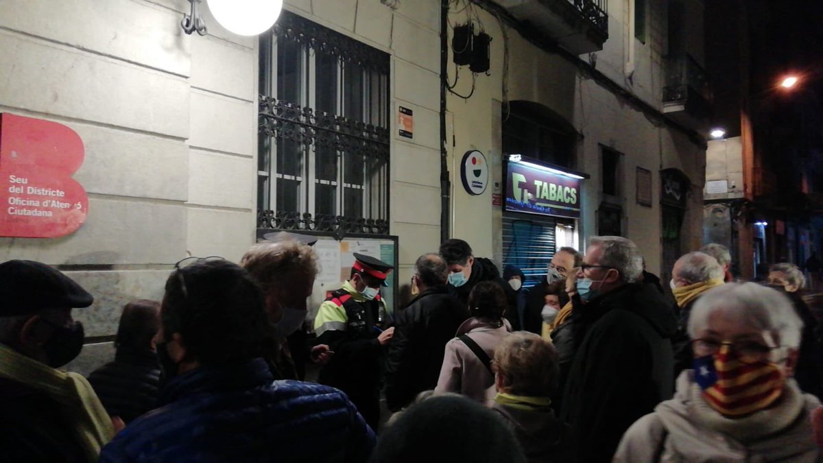 GraciaLlibertat's tweet photo. Ahir a la Plaça els @mossos de @miquel_samper intentaren interrompre l’acte abans dels Segadors (😳) amb l’excusa dels permisos (que sempre tenim) i acabaren exigint la identificació a un company.Després de 3 anys, creuen que ens fan cap por? Que ens desmobilitzaran?
Fins dilluns https://t.co/Aobsl0u8G6