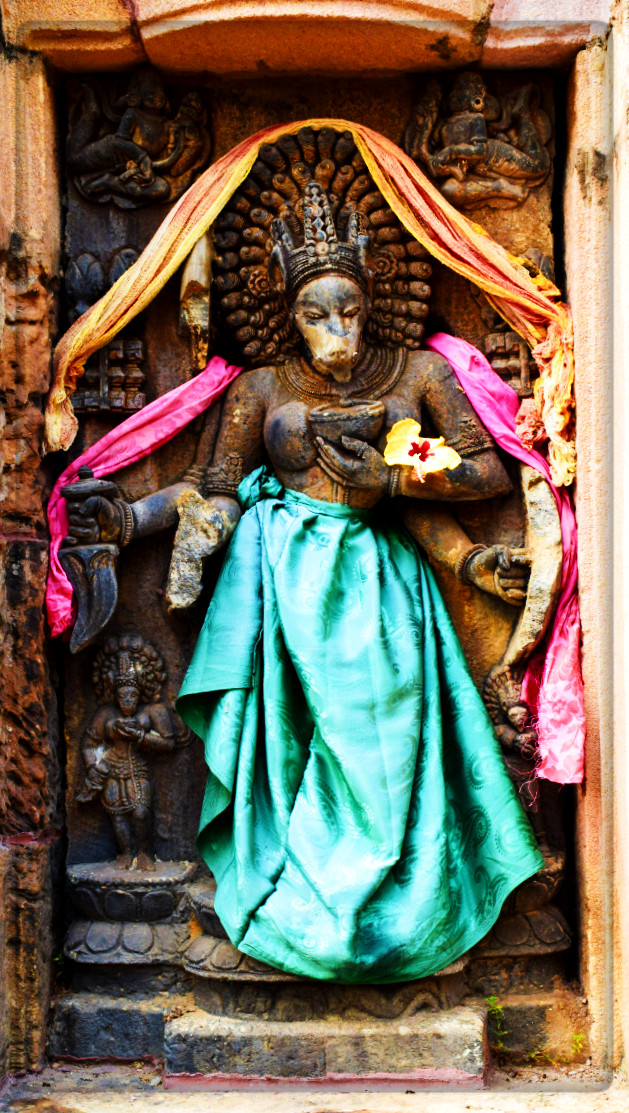 BodhanaAnanda's tweet photo. 1) King discussing matter in his courtroom
2) #Navagraha (or the nine planets)
3) A @kshetrapalas who is now worshipped
4) Maa #Barahi (#Goddess #Varahi) a female form of #Varaha- one of the #Saptmatrikas
#Gangesvari #Shakti #Durga #Shaktism #PrachiValley #Bhubaneswar https://t.co/CLERx8h2qr