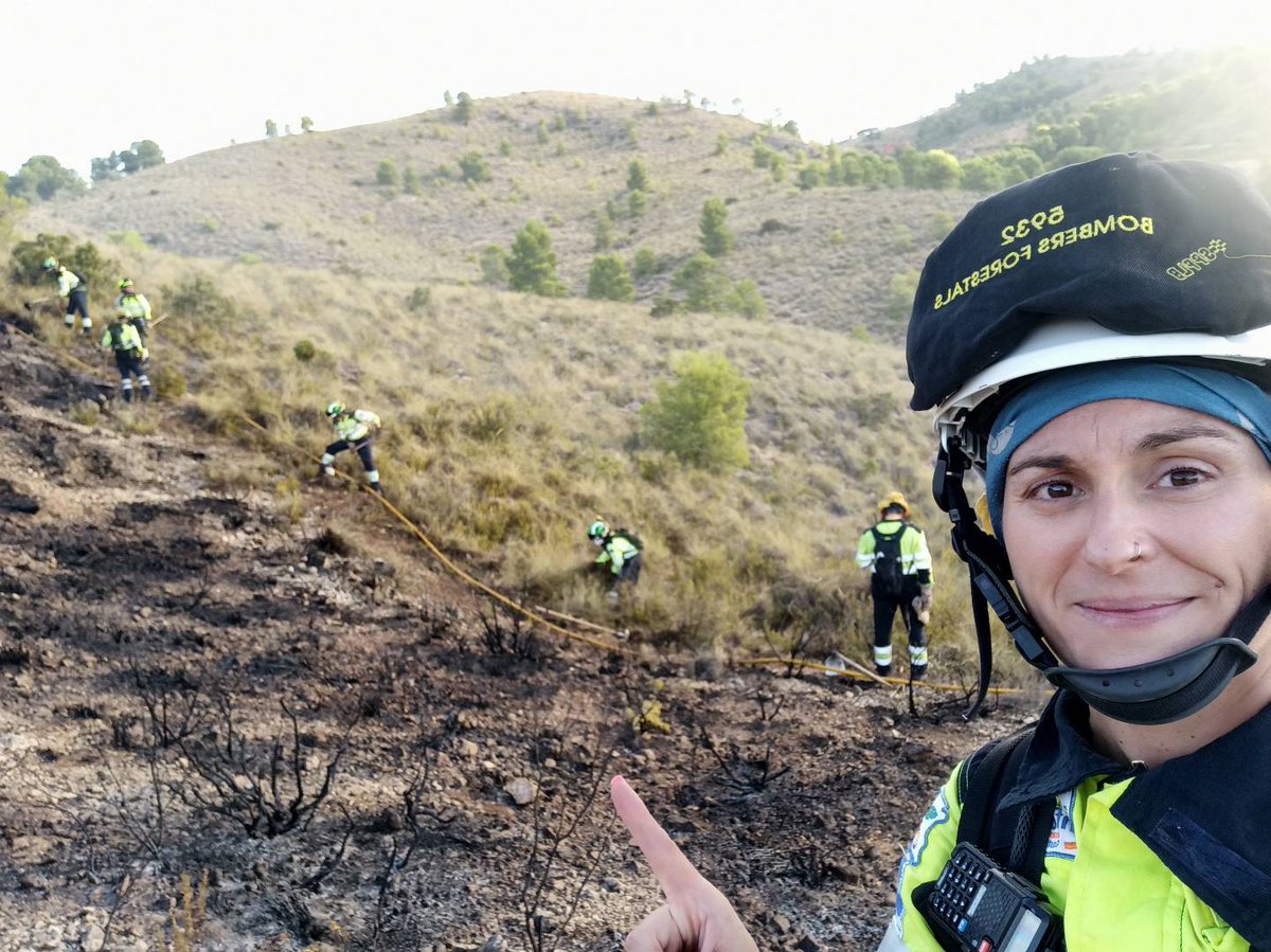 RevistaIyRN's tweet photo. En el apartado de Lecciones Aprendidas de nuestro nº1 de #RIyRN, "No es suerte, se llama perseverancia", Artículo de Mari Ángeles Romero @geles_rt Técnica Helitransportada de @Plan_INFOCAM, queriendo romper mitos "los incendios se apagan en invierno" y "es un trabajo de hombres" https://t.co/UXHCSWL21u