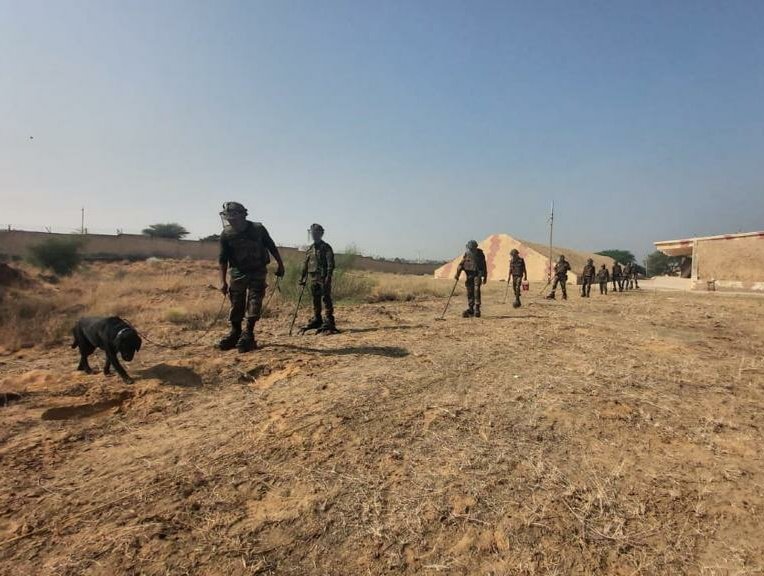 SWComd_IA's tweet photo. #ArmyDay2021
#ArmyDog #IRA was conferred the GOC-IN-C, SWC #CommendationCard for accurate explosive detection & recovery; preventing casualty to own troops operating in the area; reaffirmed the faith of troops in capability & efficiency of #CanineWarriors
#IndianArmy @adgpi https://t.co/5qMEfDPbYb