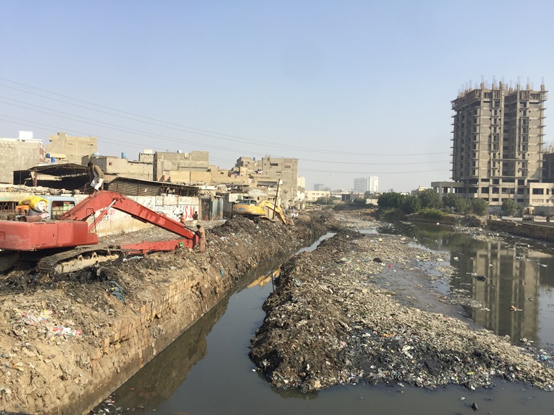 This is the nullah before it goes into DHA. I took this photo yesterday, at KPT Flyover. Before I went one last time to double-check some facts with  @SohailRabKhan who was working on the story with me...