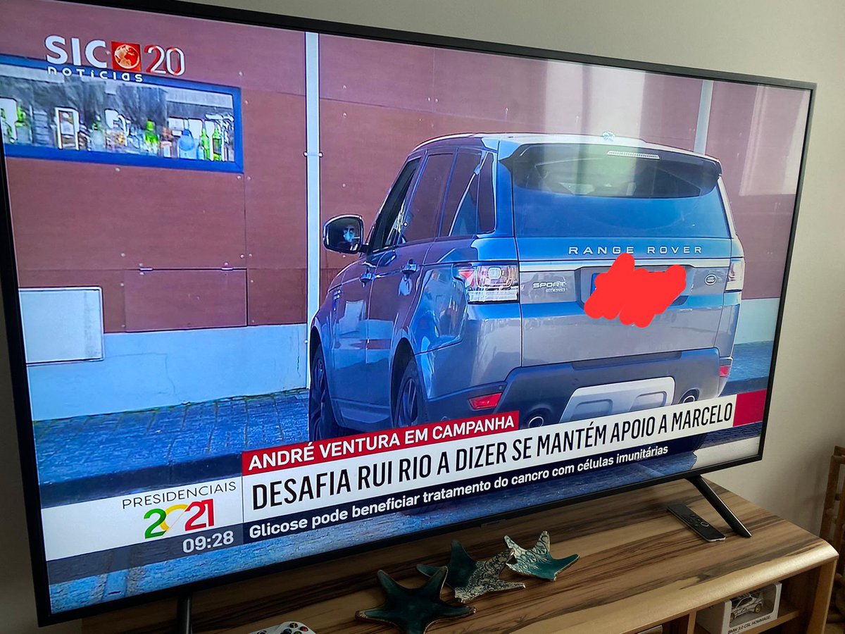 Peça da SIC mostra senhora indignada com argumentos contra campanha de Ventura. Mostra também a senhora dentro do seu carro com a matrícula à vista. Why?