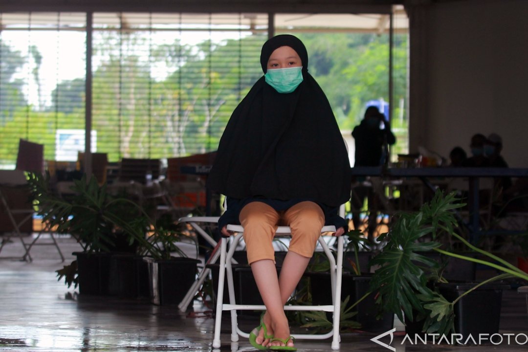 Aisyah (10), seorang pasien COVID-19,  berada di Rumah Lawan COVID Serpong, Tangerang Selatan, Banten, Selasa (19/1/2021). Aisyah kini hidup sendiri dan yatim piatu karena kedua orang tuanya telah meninggal akibat COVID-19.

Foto: Muhammad Iqbal
amp.antarafoto.com/peristiwa/v161…