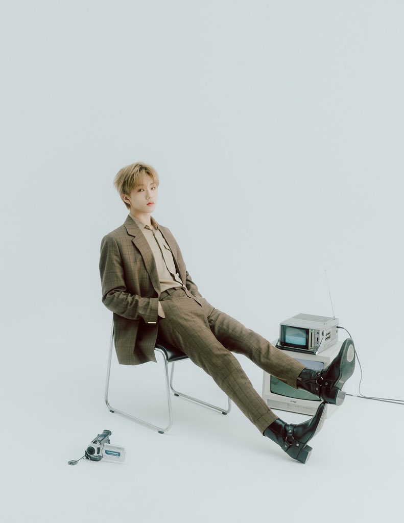 จีซองนั่งแบบนี้ถ่ายแบบคือเท่มากๆๆๆๆอะขอร้องเลย ㅠ_ㅠ อ้าก คุนนายแบบจิงๆ