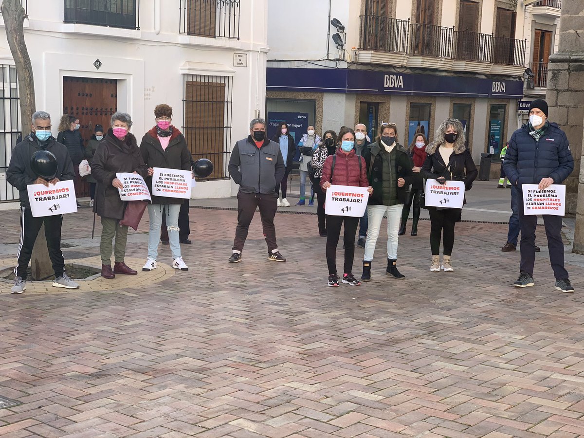 copealmendralej's tweet photo. El comercio y la hostelería se concentran en la plaza de España. “Queremos auxilio, nos estamos muriendo”. https://t.co/hNmCov0PP1